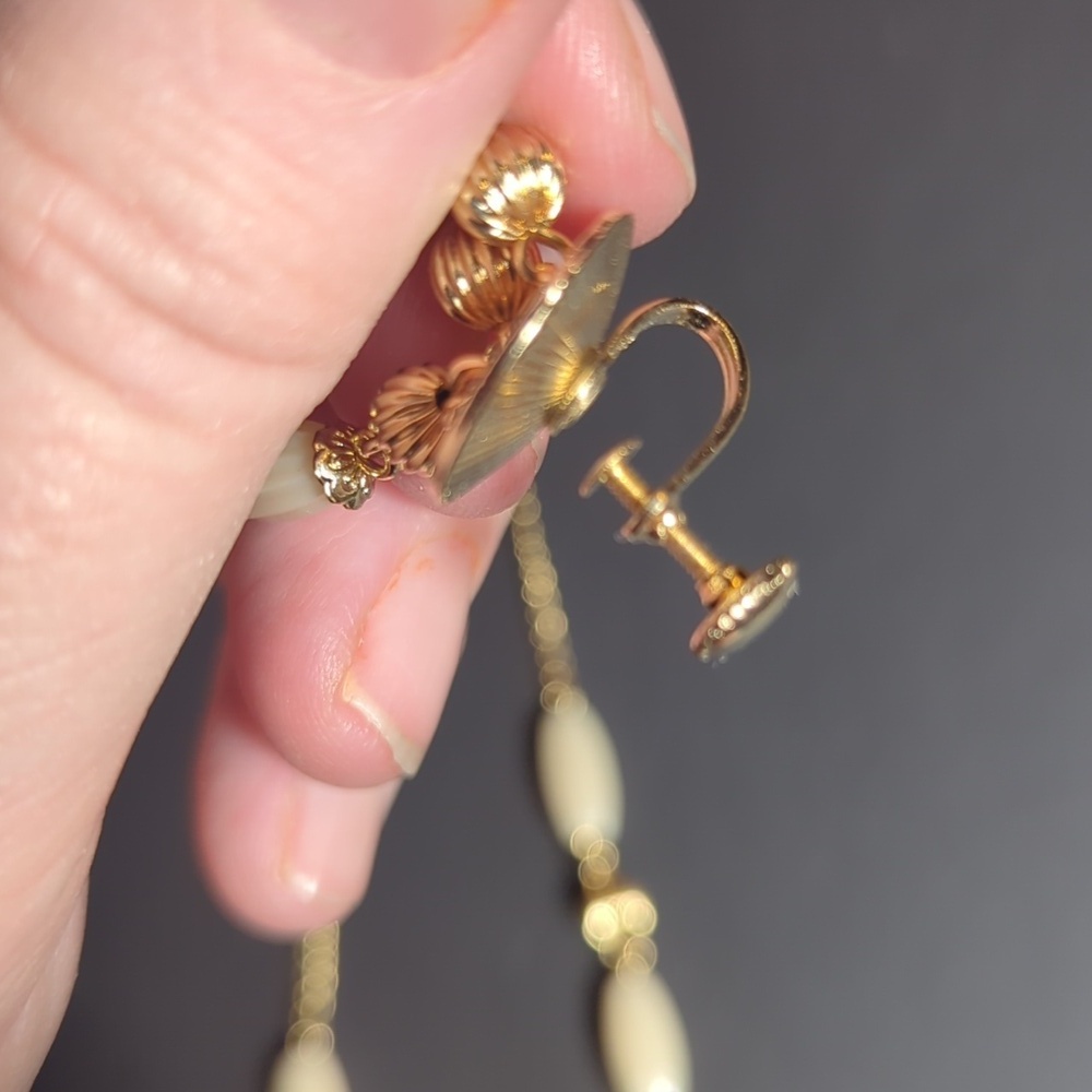 Elegant Gold and Cream Jewelry Set Vintage - Picture 2 of 9